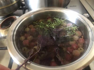 Kryžiuočių kompotas su estragonu ir baziliko lapais Žingsnis 2