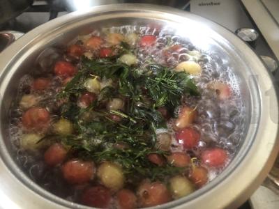 Kryžiuočių kompotas su estragonu ir baziliko lapais Žingsnis 3