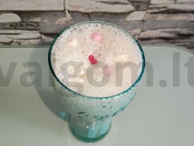 Bananų pieno kokteilis su grietinėlėmis pagrindine nuotrauka