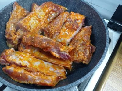 Kepti kiaulienos šonkauliai su svogūnais ir daržovėmis Žingsnis 1