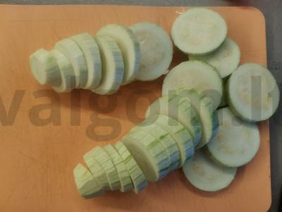 Kepti cukinijos su česnaku ir sūriu Žingsnis 1