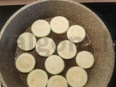 Kepti cukinijos su česnaku ir sūriu Žingsnis 2