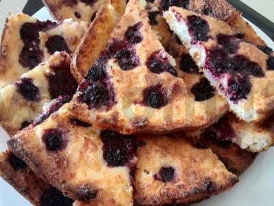 Varškės apkepas su juodaisiais serbentais pagrindine nuotrauka