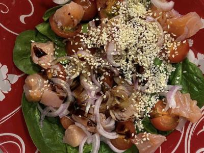 Lengvas salotas su lašiša ir špinatais pagrindine nuotrauka