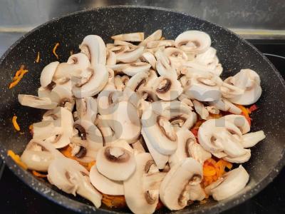 Ryžiai su daržovėmis ir grybais kaip garnyras Žingsnis 9