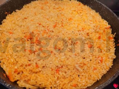 Ryžiai su daržovėmis ir grybais kaip garnyras pagrindine nuotrauka