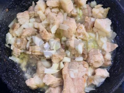 Kiauliena, troškinta su svogūnais ir morkomis Žingsnis 1