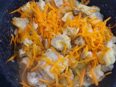 Kiauliena, troškinta su svogūnais ir morkomis Žingsnis 2