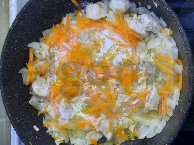 Kiauliena, troškinta su svogūnais ir morkomis Žingsnis 3