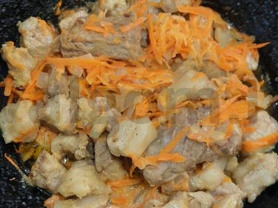 Kiauliena, troškinta su svogūnais ir morkomis pagrindine nuotrauka