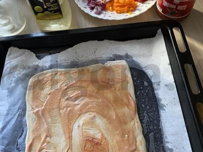 Pica iš sluoksniuoto tešlos su saldžiuoju pipiru ir dešra Žingsnis 2