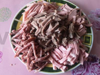 Mėsos solianka su kiaulės liežuviu ir dešromis Žingsnis 1