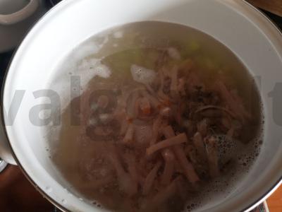 Mėsos solianka su kiaulės liežuviu ir dešromis Žingsnis 4