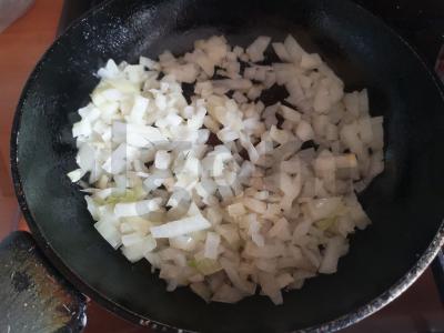 Mėsos solianka su kiaulės liežuviu ir dešromis Žingsnis 5