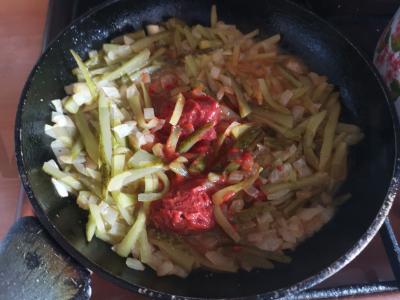 Mėsos solianka su kiaulės liežuviu ir dešromis Žingsnis 7