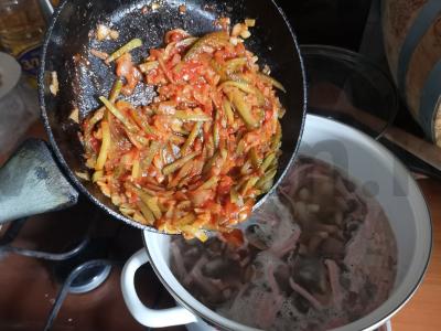 Mėsos solianka su kiaulės liežuviu ir dešromis Žingsnis 9