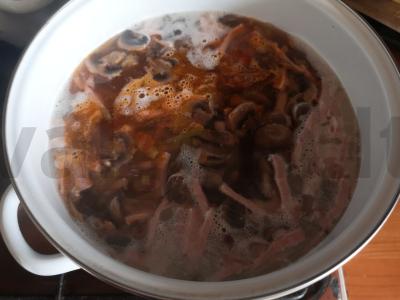 Mėsos solianka su kiaulės liežuviu ir dešromis Žingsnis 10