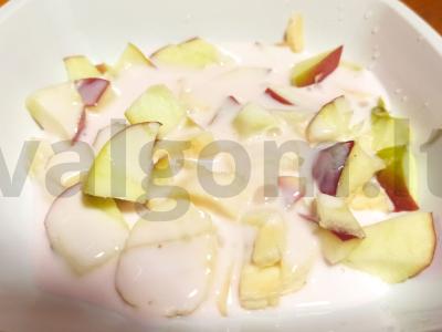 Jogurtinis desertas su obuoliu ir bananais pagrindine nuotrauka