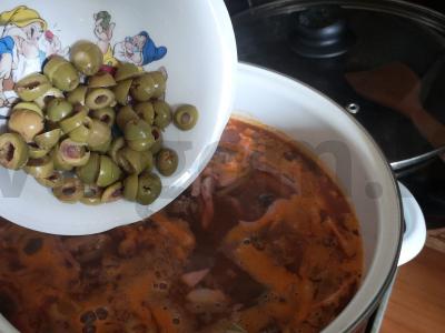 Mėsos solianka su kiaulės liežuviu ir dešromis Žingsnis 11