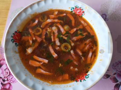 Mėsos solianka su kiaulės liežuviu ir dešromis pagrindine nuotrauka