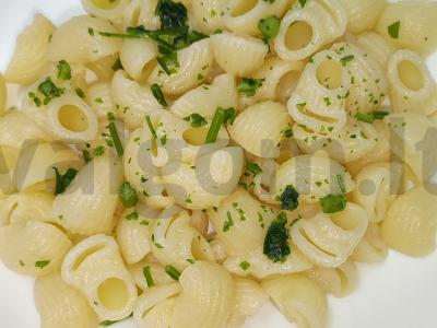 Virti rageliai su sviestu ir petražolėmis pagrindine nuotrauka