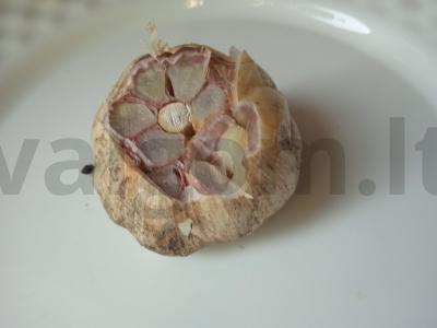 Bagetas su rūkytomis dešromis, alyvuogėmis ir keptu česnaku Žingsnis 1