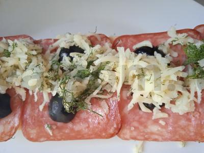 Bagetas su rūkytomis dešromis, alyvuogėmis ir keptu česnaku Žingsnis 3