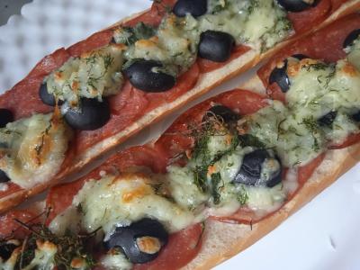 Bagetas su rūkytomis dešromis, alyvuogėmis ir keptu česnaku pagrindine nuotrauka