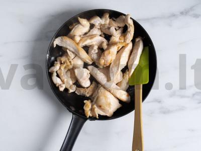 Vištienos filė grietinėje keptuvėje Žingsnis 3