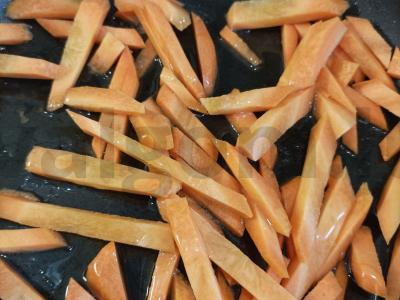 Vištienos troškinys su morkomis ir grietine Žingsnis 1