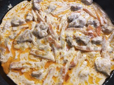 Vištienos troškinys su morkomis ir grietine pagrindine nuotrauka