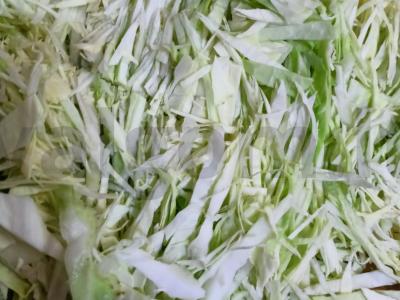 Žiemos salotos iš kopūstų ir paprikų Žingsnis 1