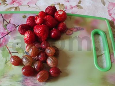 Vasaros smoothie su agrastais, bananais ir mineraliniu vandeniu Žingsnis 2