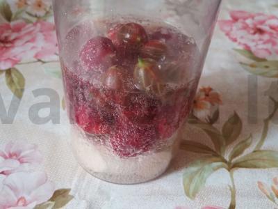 Vasaros smoothie su agrastais, bananais ir mineraliniu vandeniu Žingsnis 3