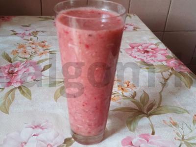 Vasaros smoothie su agrastais, bananais ir mineraliniu vandeniu pagrindine nuotrauka