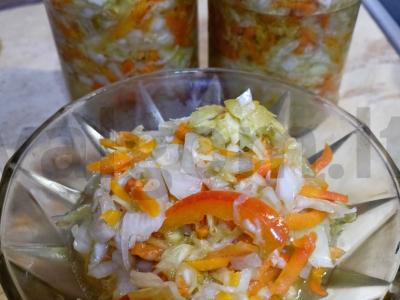 Žiemos salotos iš kopūstų ir paprikų pagrindine nuotrauka