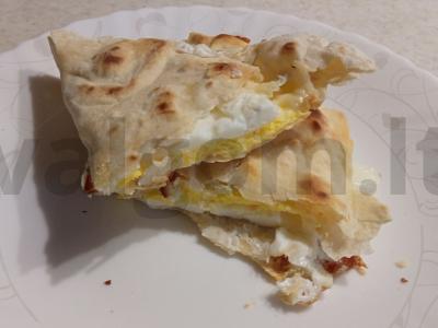 Sūrio omletas pusryčiams pagrindine nuotrauka