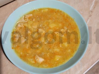 Troškinta bulvė su švelniu vištienos filė lėtoje viryklėje pagrindine nuotrauka