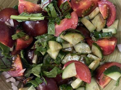 Daržovių salotas su balzaminiu padažu pagrindine nuotrauka