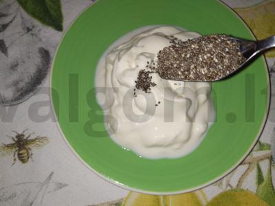 Desertas su jogurtu, chia, graikiniais riešutais ir avižiniais dribsniais Žingsnis 1