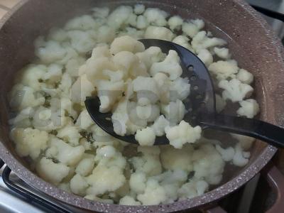 Žiedinės kopūstų apkepas su sūriu ir česnaku Žingsnis 3