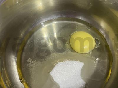 Plonos blynai su kondensuotu pienu Žingsnis 1