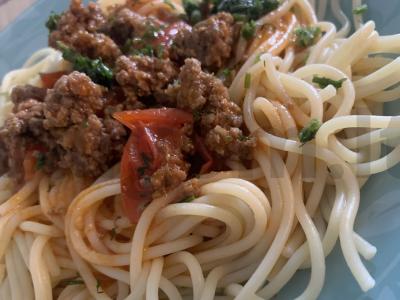 Spagečiai bolonjeze vakarienei pagrindine nuotrauka