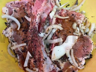 Kiaulienos nugarinė su bulvėmis ir grybais orkaitėje Žingsnis 1