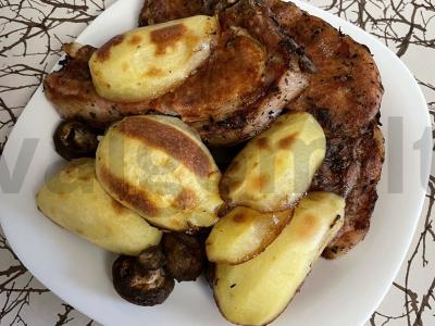 Kiaulienos nugarinė su bulvėmis ir grybais orkaitėje pagrindine nuotrauka