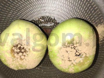 Kepti obuoliai su baltu vynu Žingsnis 3