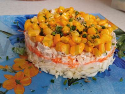 Salotas „Baltai-geltonas“ su vištiena ir morkomis pagrindine nuotrauka