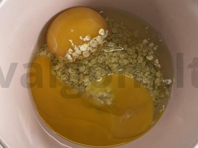 Avižų blynas su vyšniniais pomidorais ir lydytu sūriu Žingsnis 1