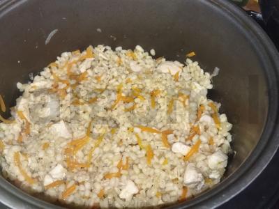 Perlovka su vištiena lėtoje viryklėje pagrindine nuotrauka