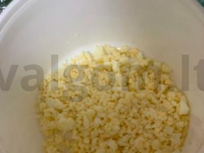 Salotos su tunu, marinuotais agurkais ir kukurūzais Žingsnis 1